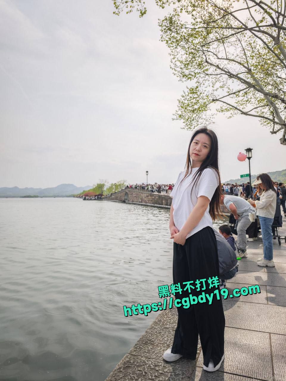 浙江嘉兴何晓韵 老妈在厨房自己跟老公在房间口交2