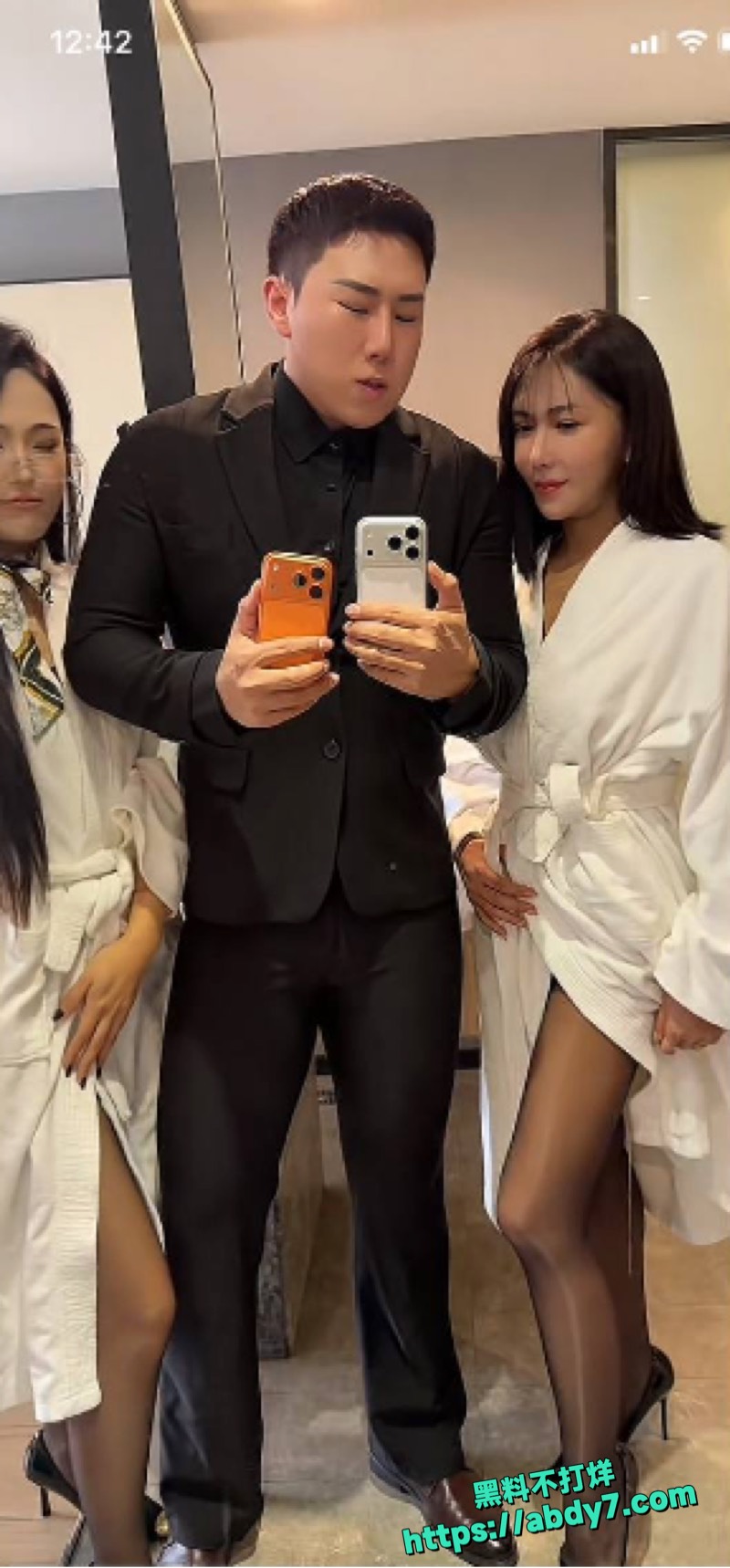 中国奇葩艳星龚玥菲酒店一对一裸聊 9