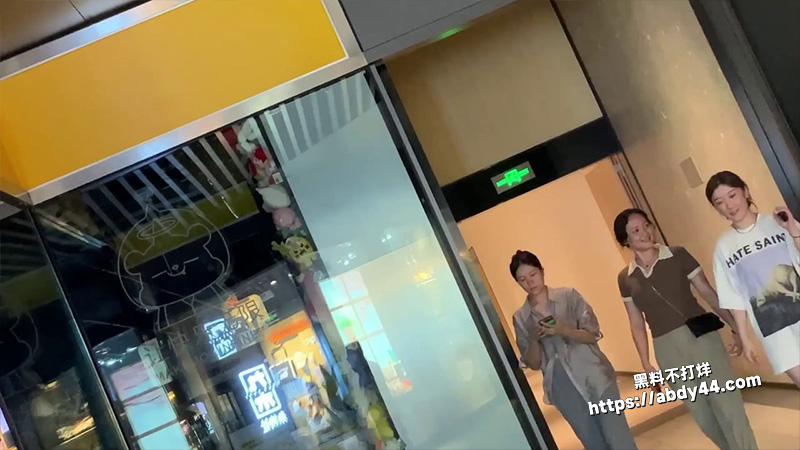 酒店女厕全景偷拍.jpg5
