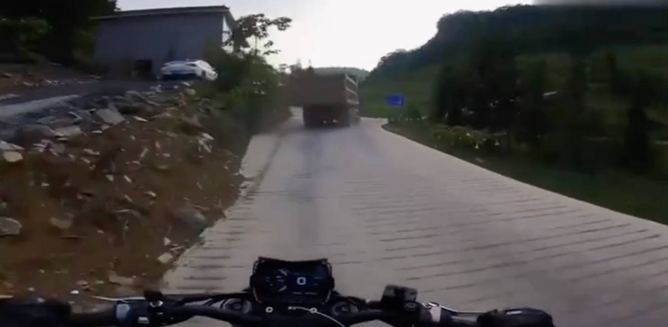 【新奇视频】古有螳臂当车，今有掌推卡车
