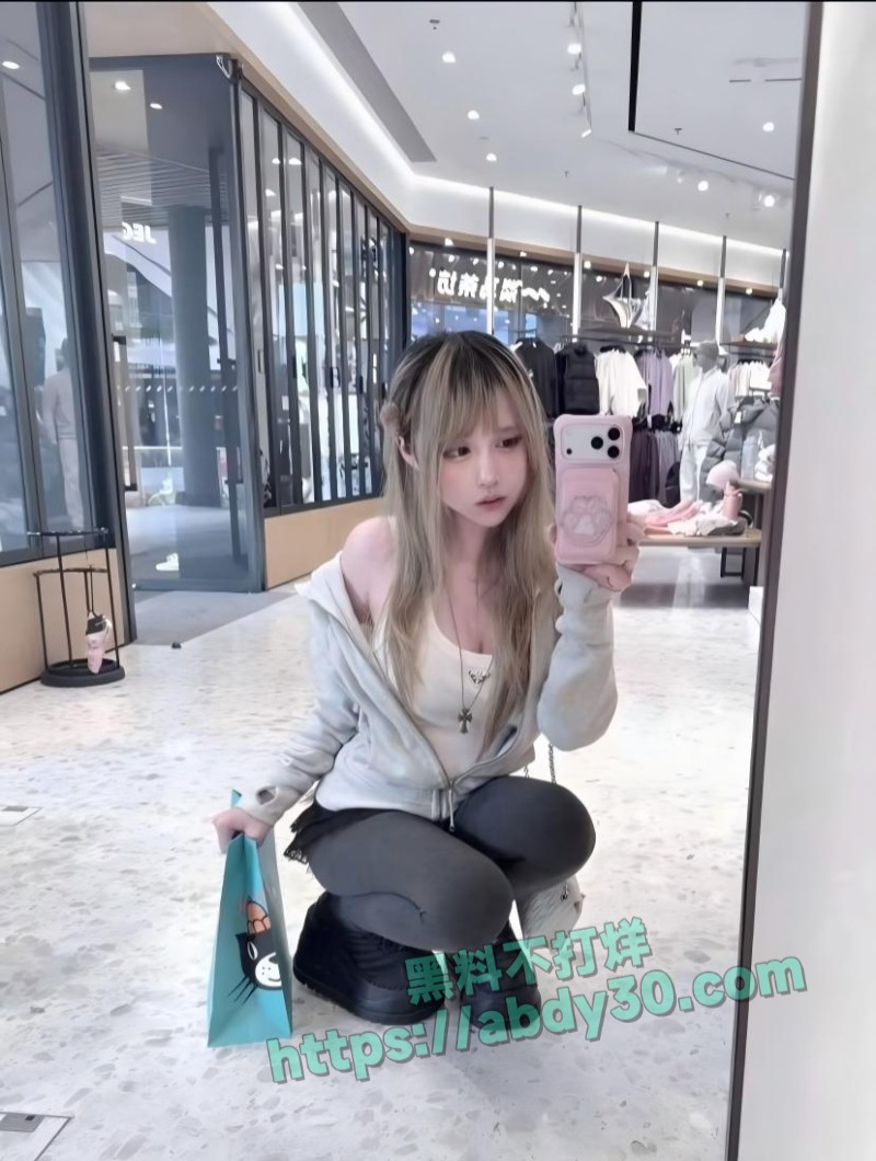 抖音地雷系博主吉他张与小帕4