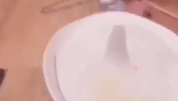 逼上凉山 骚逼穿着JK服装被拴链子 真空乘骑冰鸡吧 冷的骚货都哭了