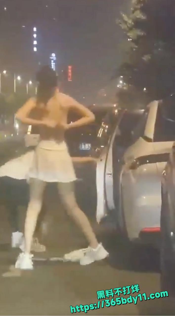 女同情侣吵架激情脱衣视频泄露3