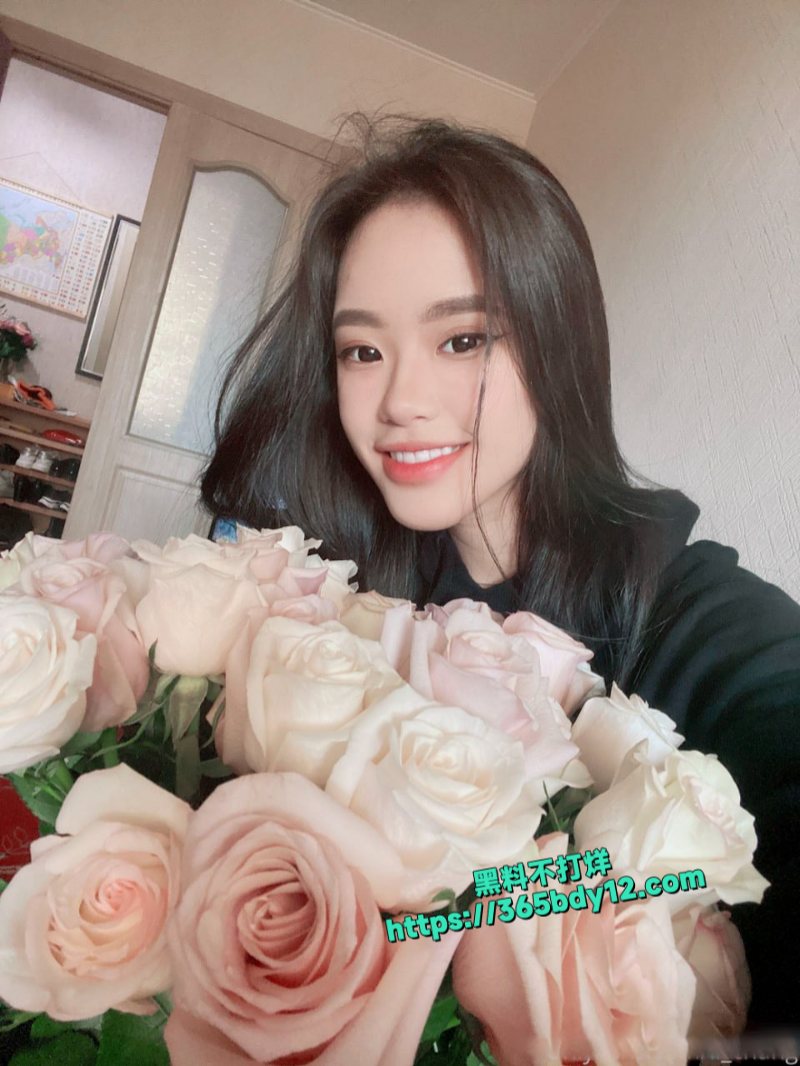 Onlyfans顶级身材Lichang罕见全裸自慰翻白眼5