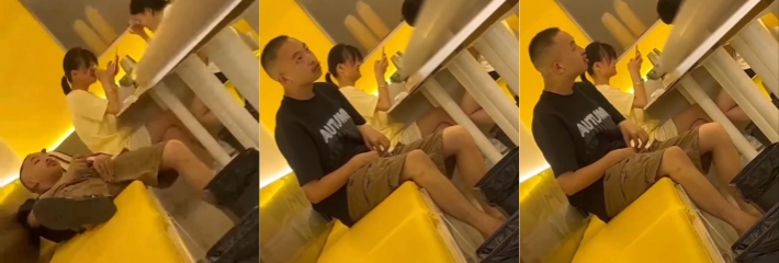 不知道是哪里的瓜友 在饭店光明正大的对着妹子打飞机 两个妹子也是心大 坐在那里浑然不觉！