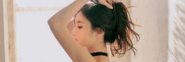 表哥睡着了，偷偷跑进厕所趁嫂⼦洗澡时操了她 可惜不敢⼤声说话！