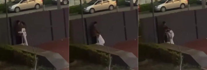 情到深处舔鸡巴 饥渴小情侣躲在围墙后激情吃鸡 路边监控拍下全程 就不能找个没人的地方？