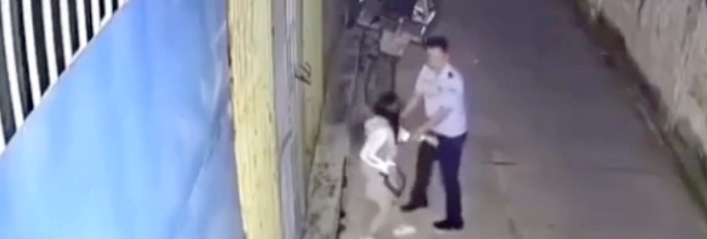 广东一男子与站街女交易时 被帽子叔叔当场抓个正着 监控摄像头完整记录