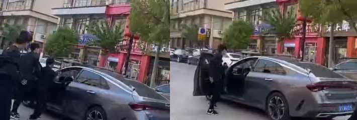 精神小伙真牛逼 一言不合直接砸车 砸完车不解气还要连砍车主 求饶的机会都没有