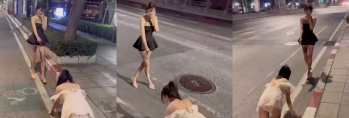母狗街头遛母狗 拴着其母狗脖子在街上游走玩SM 咱就是说母狗何必为难母狗？！