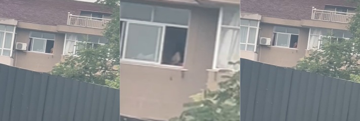 户外偷拍之没关窗户的巨乳美女 这是在跳操还是在做爱 这个频率肯定能达到意想不到的效果！