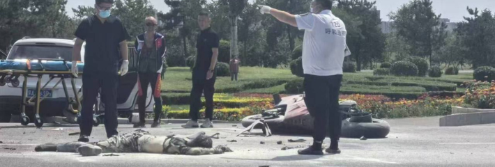 监控实拍 内蒙呼和浩特高速一快速行驶的摩托车撞上越野车 摩托车发生自燃小伙当场殒命！