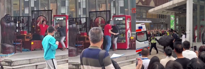 重庆时代广场一男子持刀伤人 据周围群众称因为砍人者买水付了钱 店家说没付 因为两元引发一起血案！