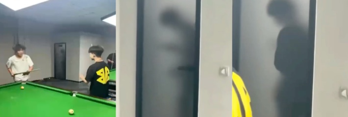 精神小伙被台球助教迷的性欲大发 跑厕所撸管 模糊玻璃门上演皮影戏笑喷全场！