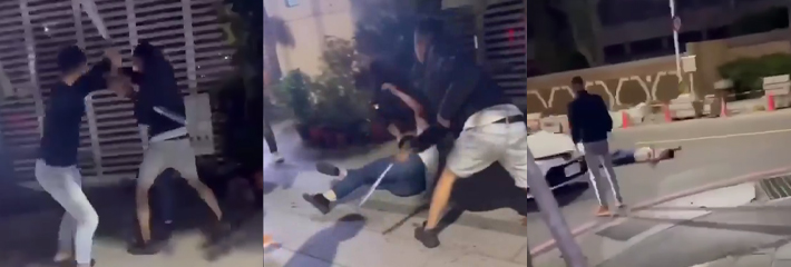 某地深夜大街上多名男子手持刀具与他人发生冲突 白衣男子被砍的满身是血 现场视频曝光！