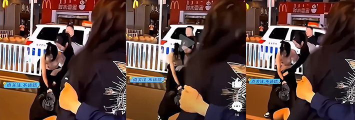 两女子打架 上半身赤裸 衣衫不整也毫不在意 女人何苦为难女人！