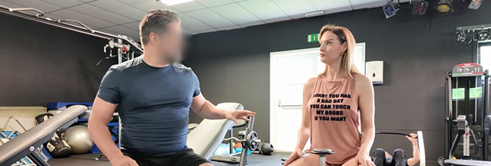 欧美熟女健身房露出 衣衫不整勾引撸铁佬 更过分的是居然在瑜伽垫上展示若隐若现的酮体！