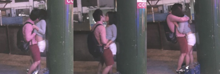 这些棒子也玩这么开放，公共场合就奶子搓上骚逼抠上了，内衣都快要被这老哥扯掉了，人少点的地方不得开整？