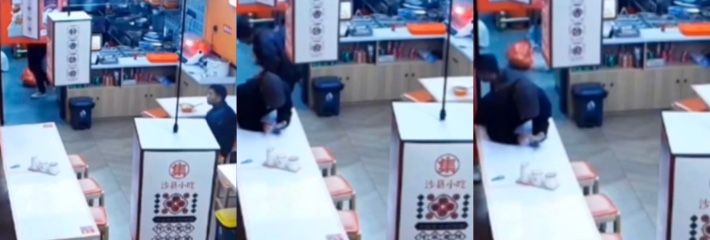 餐厅监控曝光 性压抑男 假点菜蹲女服务员后猛闻屁股 全程被监控记录！