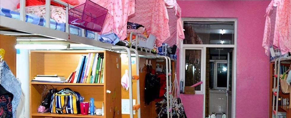 女生宿舍日常那点事 裸体躺床被舍友揉大奶子！