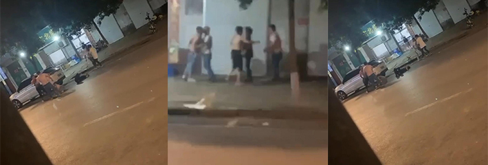 男子当街家暴女人 一群人拉架都没能拉住，这种人渣居然也有老婆？