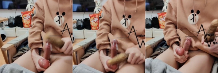 这小哥真是人才，从未设想过得玩法，用假鸡巴锤自己的蛋蛋~这样也能射精么？