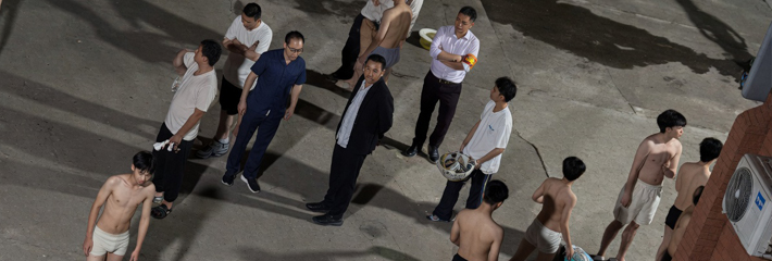 某学校校长热天关空调 学生高举毛主席和马克思画像反抗 最终空调起义大获全胜