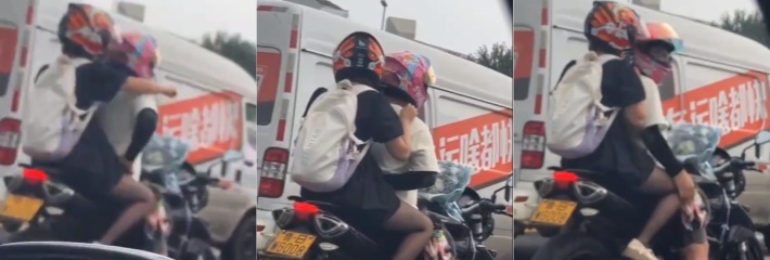 开车不扣逼 抠逼不开车 更何况还是摩托车！鲁BWG008车主你被偷拍了 黑丝骚逼扣起来带劲吗？
