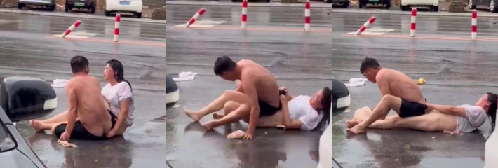 夫妻马路激烈争吵 妻子失控当众脱衣 丈夫尴尬遮挡 人来人往不堪入目！