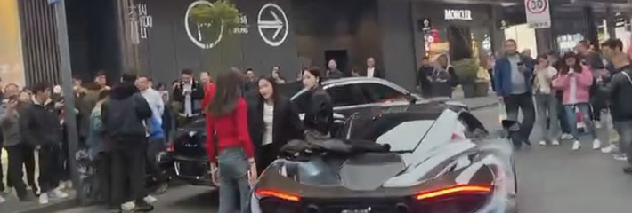 太古里逛街偶遇三女暴打迈凯伦 宾利女富婆携闺蜜 捉奸迈凯伦渣男！