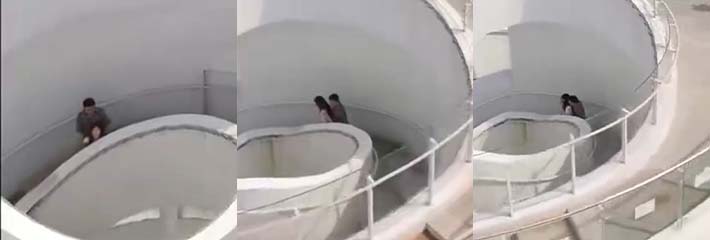 情侣旋转楼梯野战 本以为这么隐蔽无人看到 但万万没想到会有无人机飞入 录下两人激情瞬间