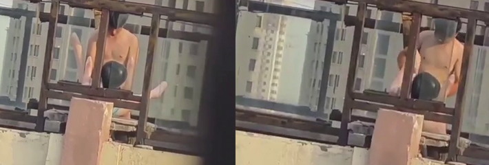瓜友偷拍 小伙带充气娃娃在楼顶操逼 估计是看别人野战羡慕了 非要玩把刺激的是吧