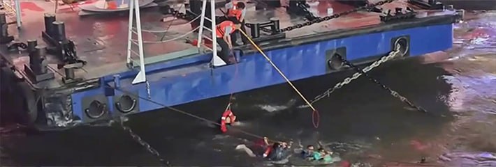 重庆洪崖洞嘉陵江7人落水悲剧 一家四口玩桨板被冲走 一人不幸遇难 救援现场视频