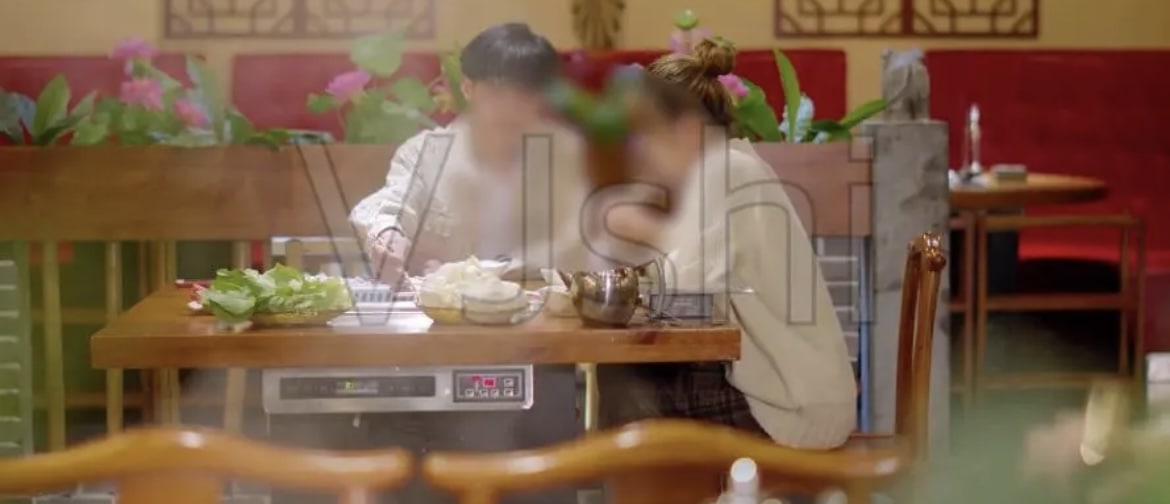 火锅店情侣找刺激 美女坐男友腿上裤子半脱 被狂顶骚穴！