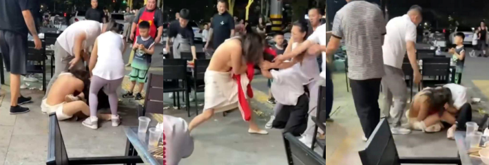 街头宵夜摊名场面 原配怒抓小三当街互殴 衣服被撕烂 彪悍扭打引爆全场围观