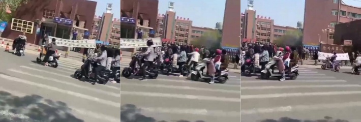 河北沧州第八中学门外 有家长手捧子孩遗像 该校19岁高三女学生被老师体罚4个小时！