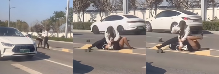 路怒女暴打机车黑丝妹 路怒女狂捶黑丝妹胸口 黑丝美腿在空中乱踢乱甩 现场一片狼藉！