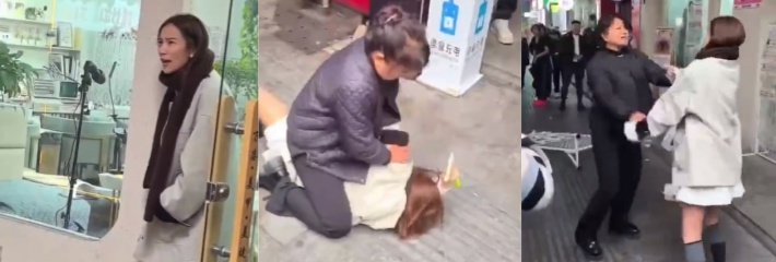 商业街两女子吵架，年轻妹子被大妈按在地上锤，被打得半死手机也不松手！