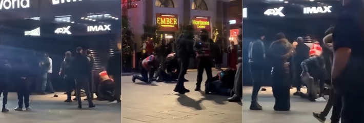 英国伦敦莱斯特广场 三名黑人小伙街头斗殴 现场混乱不堪！