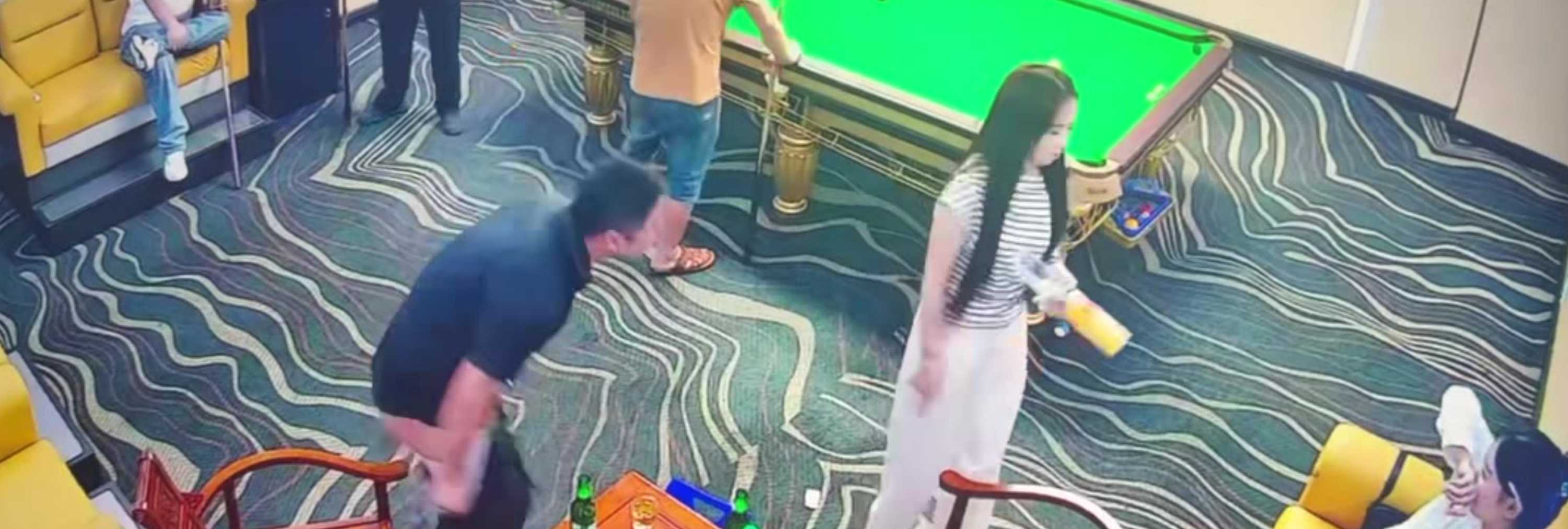 台球室奇葩事件 口嗨女狠怼真实男 有种脱裤子 结果真脱了她却蒙眼 爆笑吃瓜现场