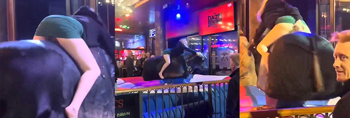 还是国外的商场会玩，裸着下半身就跑去坐公牛，逼都被看光了