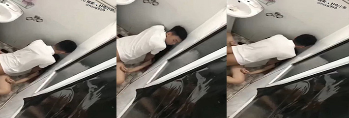 学校厕所里偷拍到男生爆操精神小妹女同学 厕所外人山人海 厕所内烽火狼烟!