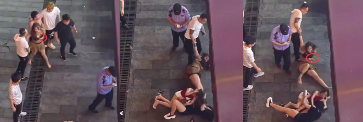 精神小妹街头撕逼大战现场 大奶子都打的一甩一甩的露出来了 毫不在意继续干 瓜友们爱看！