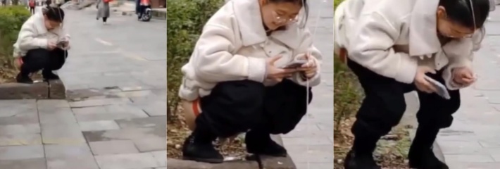 眼镜骚货 当众尿尿 拿花坛当公共厕所 尿完也不擦一下太不卫生了！