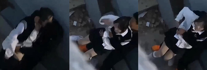 小情侣桥下做爱 开始女方还不愿意 谁知被男的半推半就的强上了~