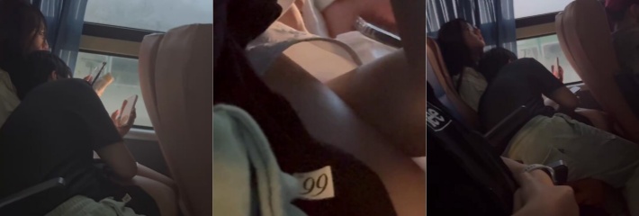 小情侣在客车上手伸进裙子当众扣逼 被同车人拍下全过程 现在年轻人太饥渴了！