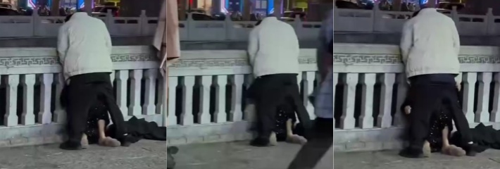 一猥琐男在人流涌动的大街上对着车道强行将屌塞入女友嘴里 美女也是来者不拒 一点也不反抗