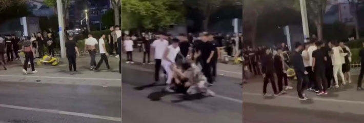 黑丝刀妹街头砍人 精神小妹穿黑丝挥刀疯狂输出 路人惊慌失措逃窜！