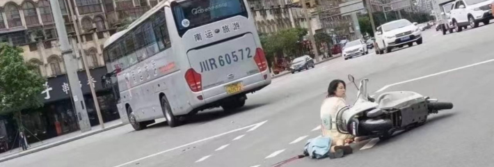 四川南充南部县大润发旁发生车祸 妈妈开电动车带八岁女孩不幸被大巴车碾压！