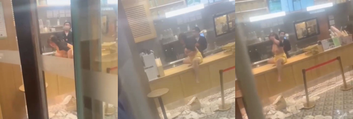 重庆霸王茶姬店内一女子脱上衣在场游行很是不雅 将旁人视为空气极其下头！